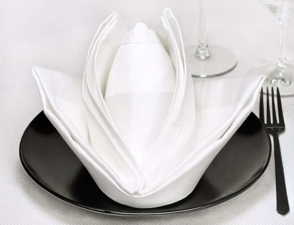 White napkins with atlas stripes